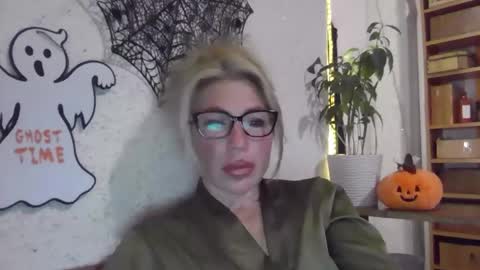 fox_red_lady7 online show from 10-31-25, 07:59