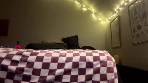 Snapshot of foxxxy_enby chatting on 03-06-26, 08:00 Rainbow online show from 03-06-26, 08:00