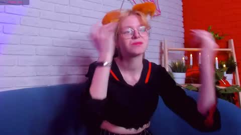 Snapshot of foxxxypolly chatting on 06-13-26, 05:49 Polly online show from 06-13-26, 05:49