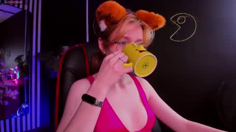 Snapshot of foxxxypolly chatting on 06-15-26, 05:31 Polly online show from 06-15-26, 05:31