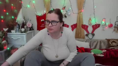 Snapshot of foxydesiree chatting on 12-24-24, 02:43 foxydesiree online show from 12-24-24, 02:43