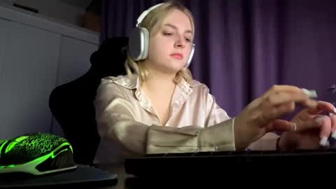 Snapshot of foxylure chatting on 10-25-25, 09:31 Emma online show from 10-25-25, 09:31