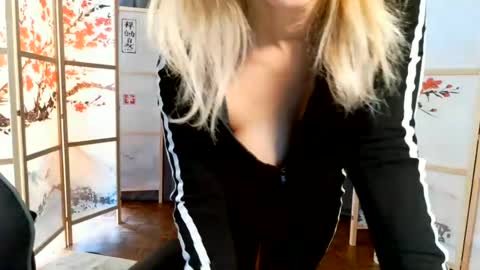 Snapshot of francelune chatting on 06-13-26, 03:21 francelune online show from 06-13-26, 03:21