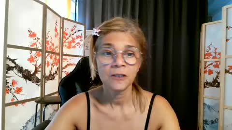 Snapshot of francelune chatting on 06-23-26, 07:39 francelune online show from 06-23-26, 07:39