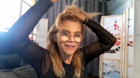 Snapshot of francelune chatting on 07-17-26, 04:34 francelune online show from 07-17-26, 04:34