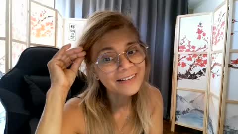 Snapshot of francelune chatting on 07-21-26, 11:12 francelune online show from 07-21-26, 11:12