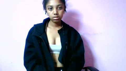 Snapshot of francia333068 chatting on 06-15-26, 05:42 francia333068 online show from 06-15-26, 05:42