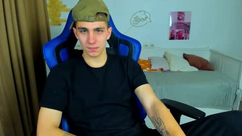 Snapshot of frank_mooree chatting on 10-27-25, 04:38 Frank online show from 10-27-25, 04:38