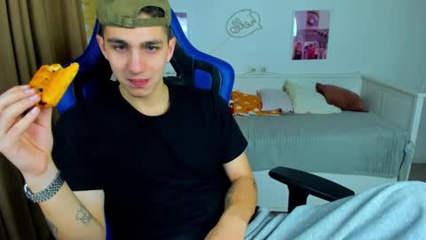 Snapshot of frank_mooree chatting on 10-28-25, 04:49 Frank online show from 10-28-25, 04:49