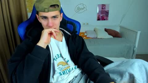 Snapshot of frank_mooree chatting on 11-04-25, 04:44 Frank online show from 11-04-25, 04:44