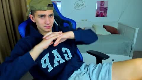 Snapshot of frank_mooree chatting on 11-05-25, 05:18 Frank online show from 11-05-25, 05:18