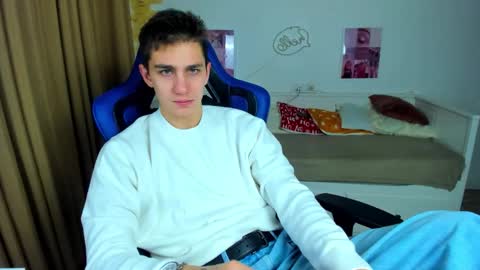 Snapshot of frank_mooree chatting on 11-25-25, 04:45 Frank online show from 11-25-25, 04:45