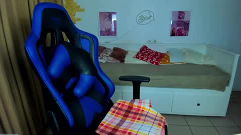 Snapshot of frank_mooree chatting on 12-02-25, 04:40 Frank online show from 12-02-25, 04:40