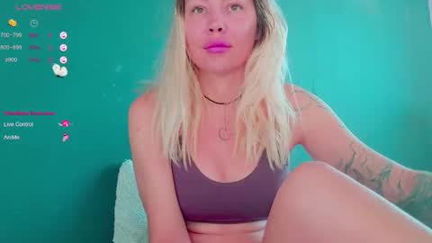Snapshot of frankiefoxie chatting on 10-19-25, 02:34 Franky online show from 10-19-25, 02:34