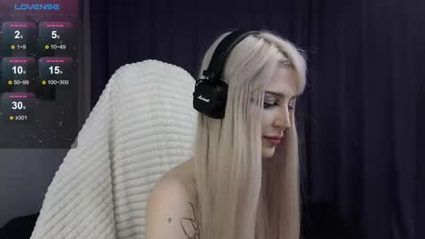 Snapshot of fraulein_mooon chatting on 01-03-25, 10:19 Asya UwU online show from 01-03-25, 10:19