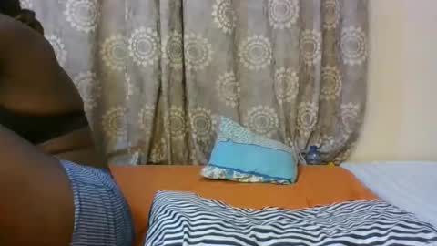 Snapshot of freakybeauties chatting on 10-17-25, 06:10 Freakies online show from 10-17-25, 06:10