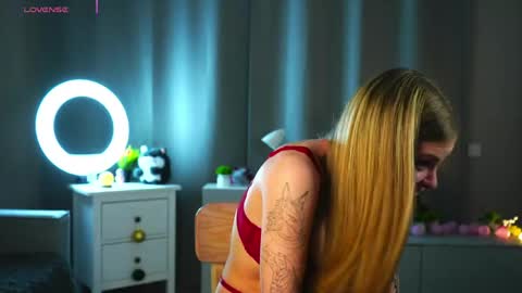 Hey im Olivia im glat to see you in mu room3 online show from 04-18-26, 07:07