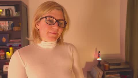 Snapshot of french_devotion chatting on 01-14-25, 08:31 Louise or Lou 3 online show from 01-14-25, 08:31