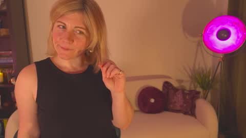 Snapshot of french_devotion chatting on 02-12-25, 07:45 Louise or Lou 3 online show from 02-12-25, 07:45