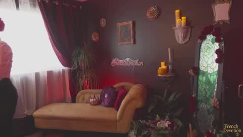Snapshot of french_devotion chatting on 10-23-25, 01:43 Louise or Lou 3 online show from 10-23-25, 01:43