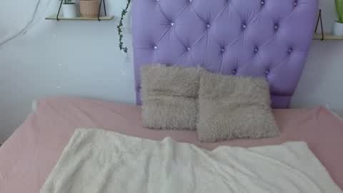 Snapshot of freyja_01 chatting on 09-21-25, 04:30 Freyja online show from 09-21-25, 04:30