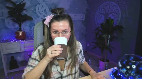 Snapshot of fridatander chatting on 12-27-24, 09:06 Frida Tander online show from 12-27-24, 09:06