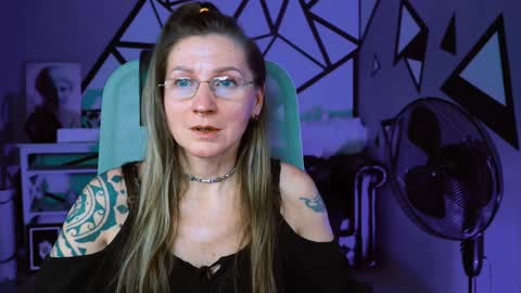 Snapshot of fridatander chatting on 01-23-25, 12:09 Frida Tander online show from 01-23-25, 12:09