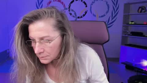 Snapshot of fridatander chatting on 02-10-25, 09:04 Frida Tander online show from 02-10-25, 09:04