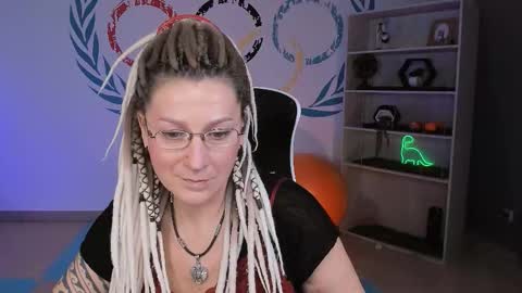 Frida Tander online show from 12-21-25, 05:14