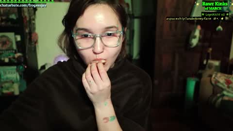 Snapshot of frogessjay chatting on 03-08-26, 02:04 Jaywise Frogfoot online show from 03-08-26, 02:04