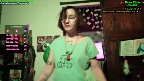 Snapshot of frogessjay chatting on 03-09-26, 08:02 Jaywise Frogfoot online show from 03-09-26, 08:02