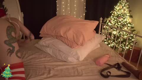 Snapshot of fuckingtoy_ chatting on 12-29-24, 02:21 Eva all my links online show from 12-29-24, 02:21