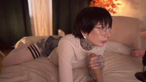 Snapshot of fuckingtoy_ chatting on 10-19-25, 01:01 Eva all my links online show from 10-19-25, 01:01