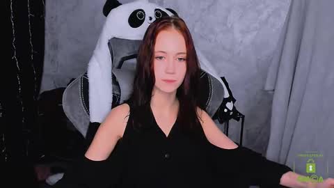 Snapshot of funny_bunny23 chatting on 11-08-25, 06:18 Eva online show from 11-08-25, 06:18