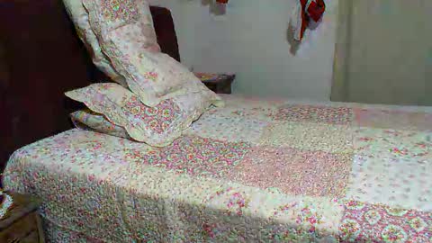 gaby  layla online show from 12-18-25, 12:38