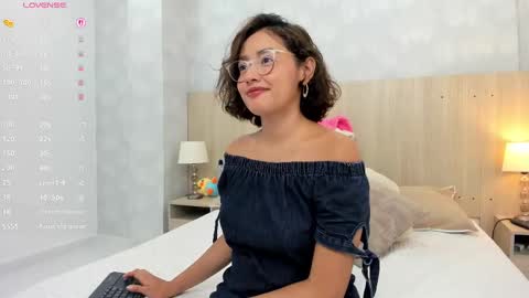 Snapshot of gabriela_vargas chatting on 10-23-25, 03:39 Gabriela Vargas online show from 10-23-25, 03:39