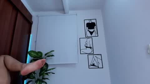Snapshot of gaby_girl chatting on 01-10-25, 12:27 online show from 01-10-25, 12:27