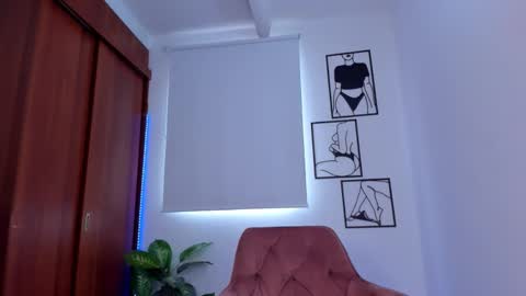 Snapshot of gaby_girl chatting on 10-19-25, 06:52 online show from 10-19-25, 06:52