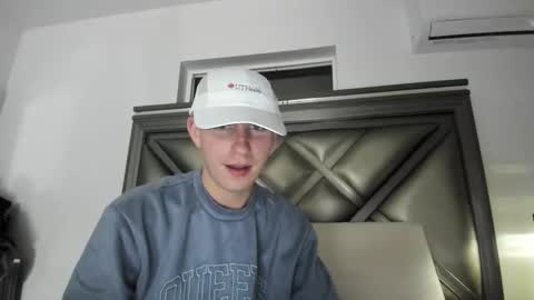 Snapshot of gayndepressed chatting on 10-15-25, 01:28 Trace online show from 10-15-25, 01:28