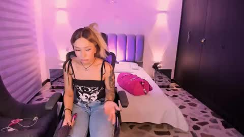 Snapshot of gemarodriguez_ chatting on 11-12-25, 04:46 Gemma online show from 11-12-25, 04:46