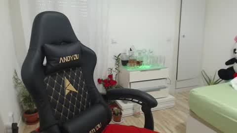 Snapshot of genesisgems11_ chatting on 02-28-25, 07:37 Genesis online show from 02-28-25, 07:37