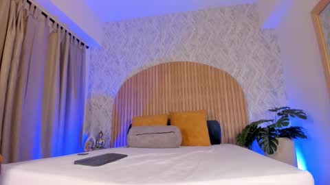 Kendal  online show from 02-04-26, 03:18