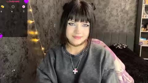 Snapshot of germainebourlier chatting on 06-30-26, 08:04 EmelyWoodes online show from 06-30-26, 08:04