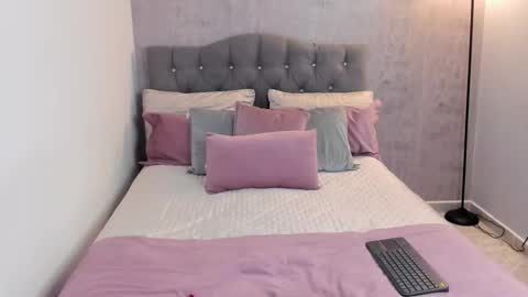 Snapshot of gia_watsonn chatting on 12-15-25, 04:22 Gia online show from 12-15-25, 04:22