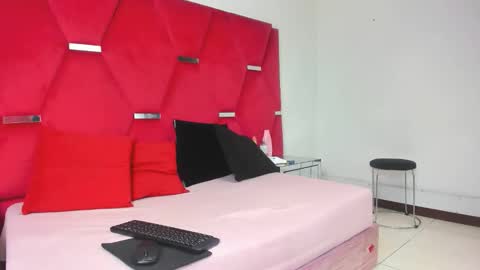 Snapshot of giannajohnson chatting on 11-17-25, 04:07 GiannaJohnson online show from 11-17-25, 04:07