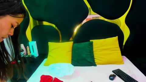 Snapshot of giannajohnson chatting on 12-04-25, 02:43 GiannaJohnson online show from 12-04-25, 02:43