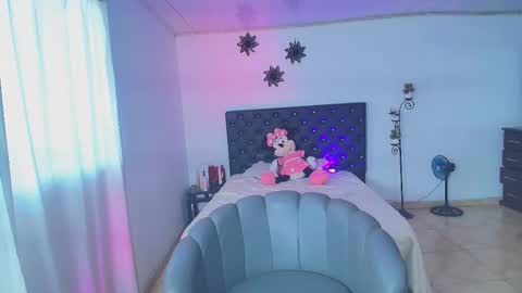 Snapshot of giannaroberts chatting on 11-12-25, 04:18 Giana Roberts online show from 11-12-25, 04:18