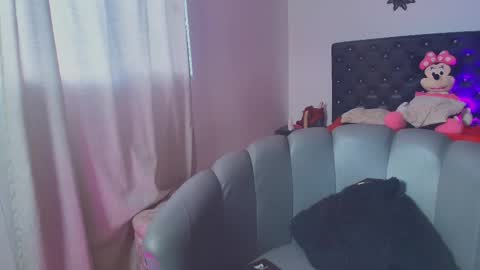 Snapshot of giannaroberts chatting on 11-25-25, 12:16 Giana Roberts online show from 11-25-25, 12:16