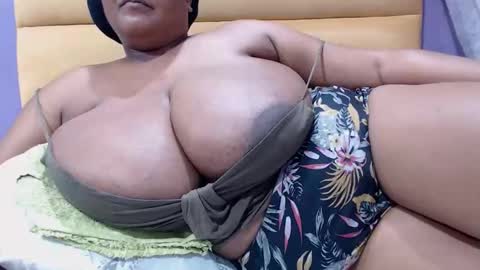 Snapshot of gianttitts chatting on 05-18-26, 04:18 gianttitts online show from 05-18-26, 04:18