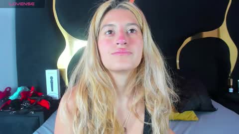 Snapshot of giaroussel chatting on 02-06-26, 05:27 GiaRoussel online show from 02-06-26, 05:27